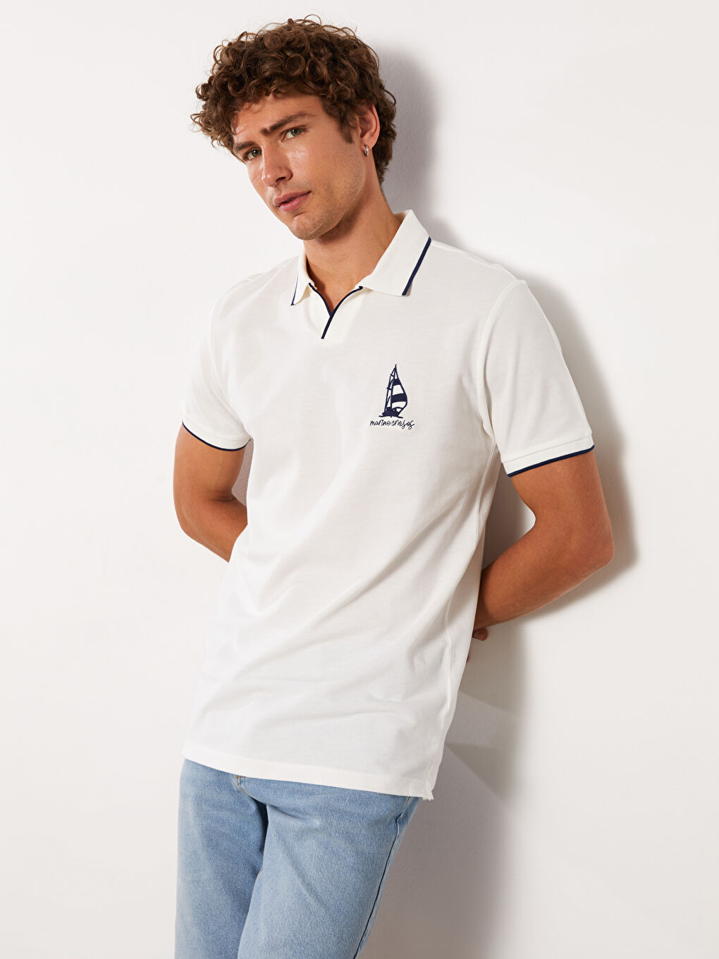 تي شيرت ياقة بولو كم قصير مطرز للرجال