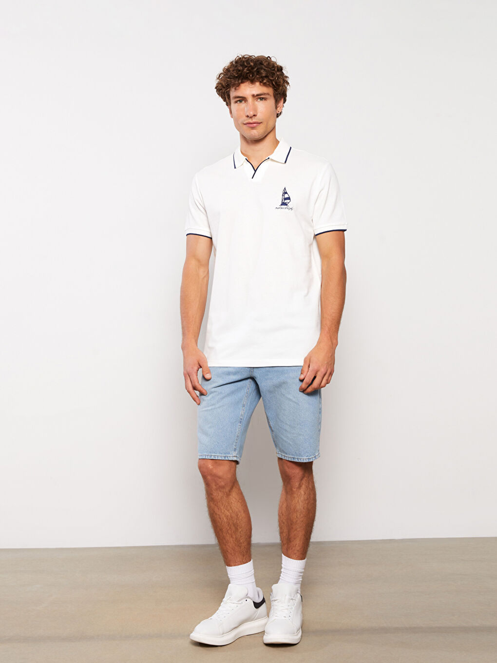 تي شيرت ياقة بولو كم قصير مطرز للرجال-1