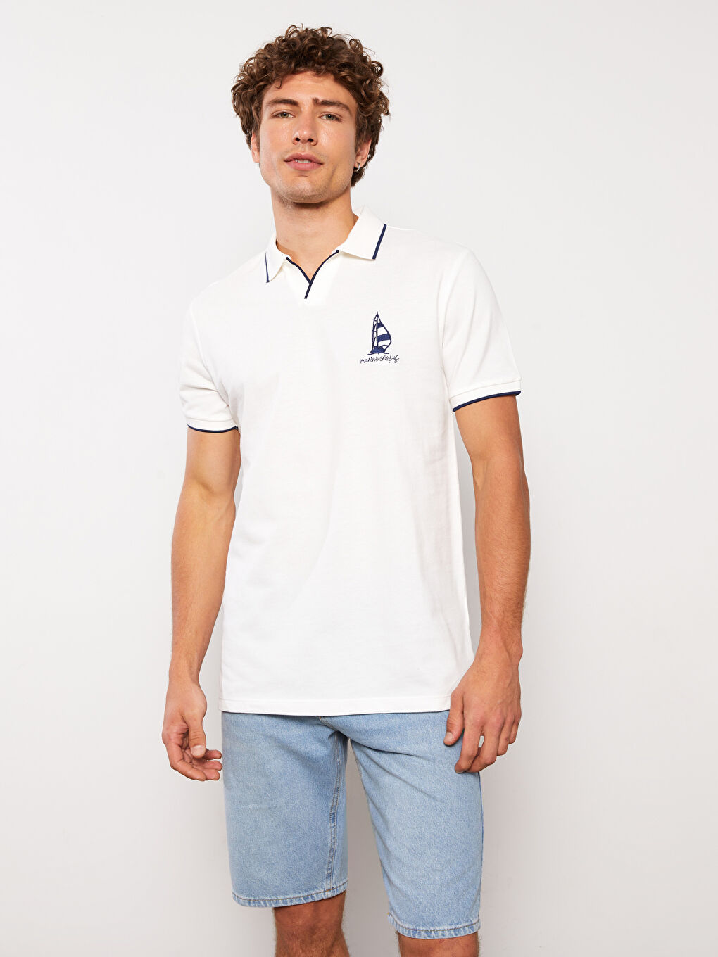 تي شيرت ياقة بولو كم قصير مطرز للرجال-2