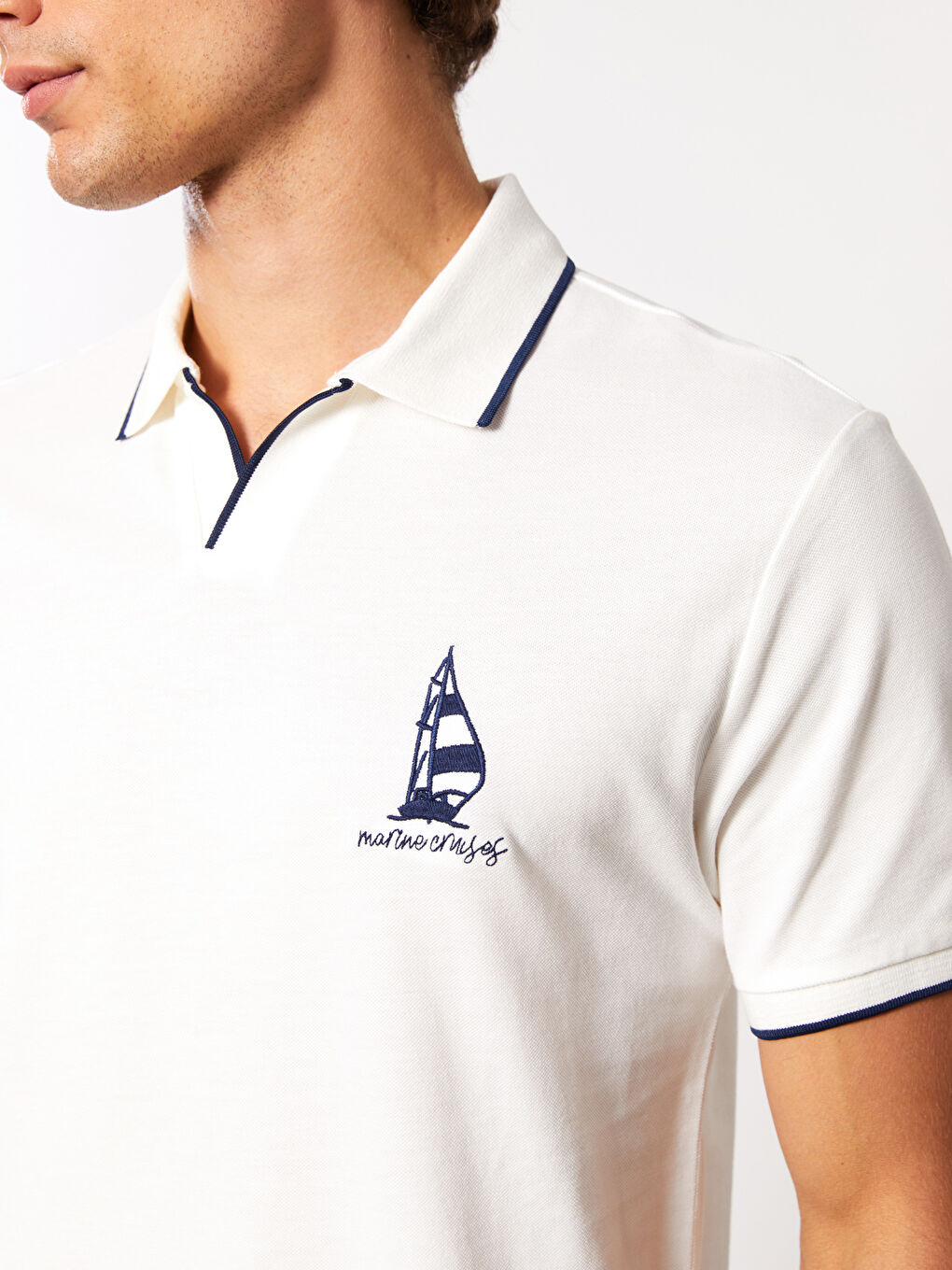 تي شيرت ياقة بولو كم قصير مطرز للرجال-3