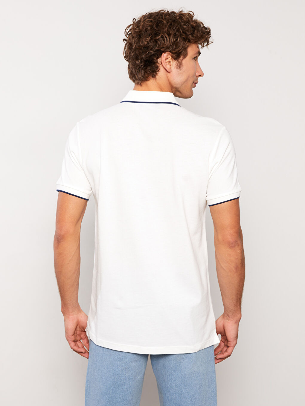 تي شيرت ياقة بولو كم قصير مطرز للرجال-4