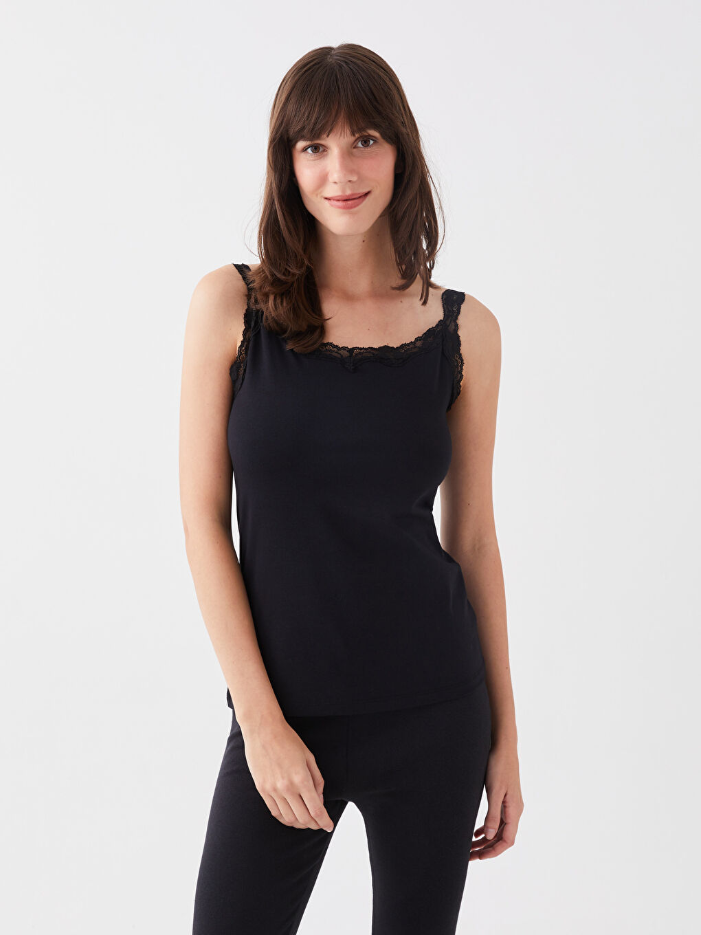 Siyah U Yaka Dantel Detaylı Kadın Atlet