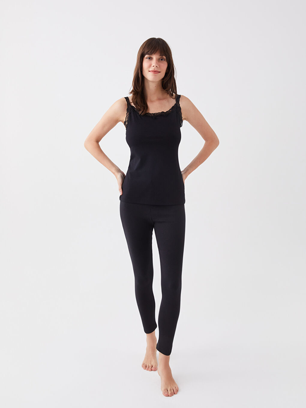 Siyah U Yaka Dantel Detaylı Kadın Atlet-2