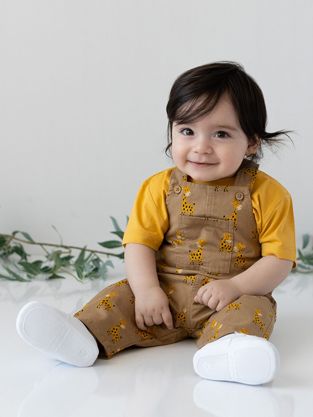 LCW baby Bej Bisiklet Yaka Kısa Kollu Desenli Erkek Bebek Tişört ve Tulum 2'li Takım