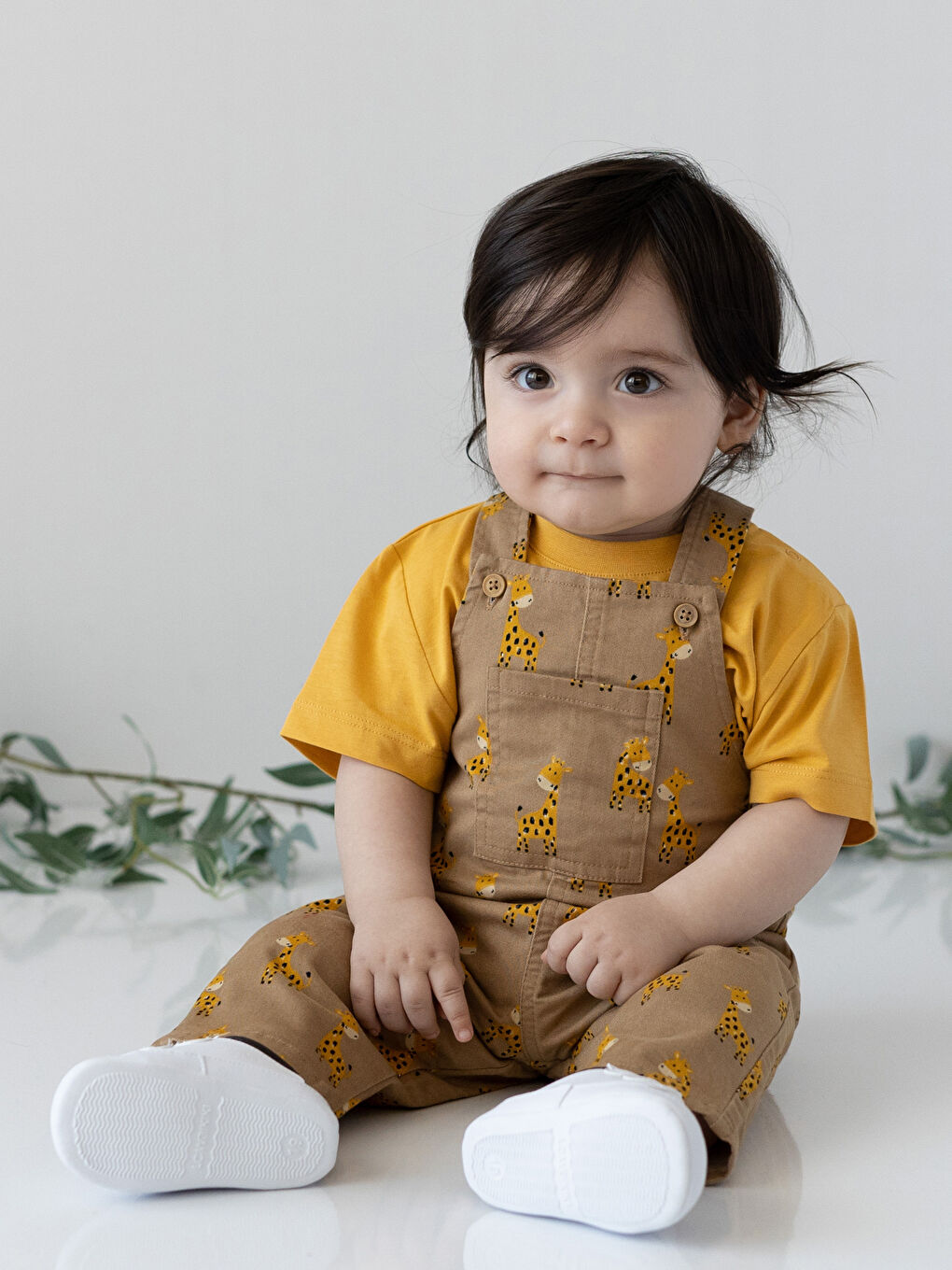 LCW baby Bej Bisiklet Yaka Kısa Kollu Desenli Erkek Bebek Tişört ve Tulum 2'li Takım - 1