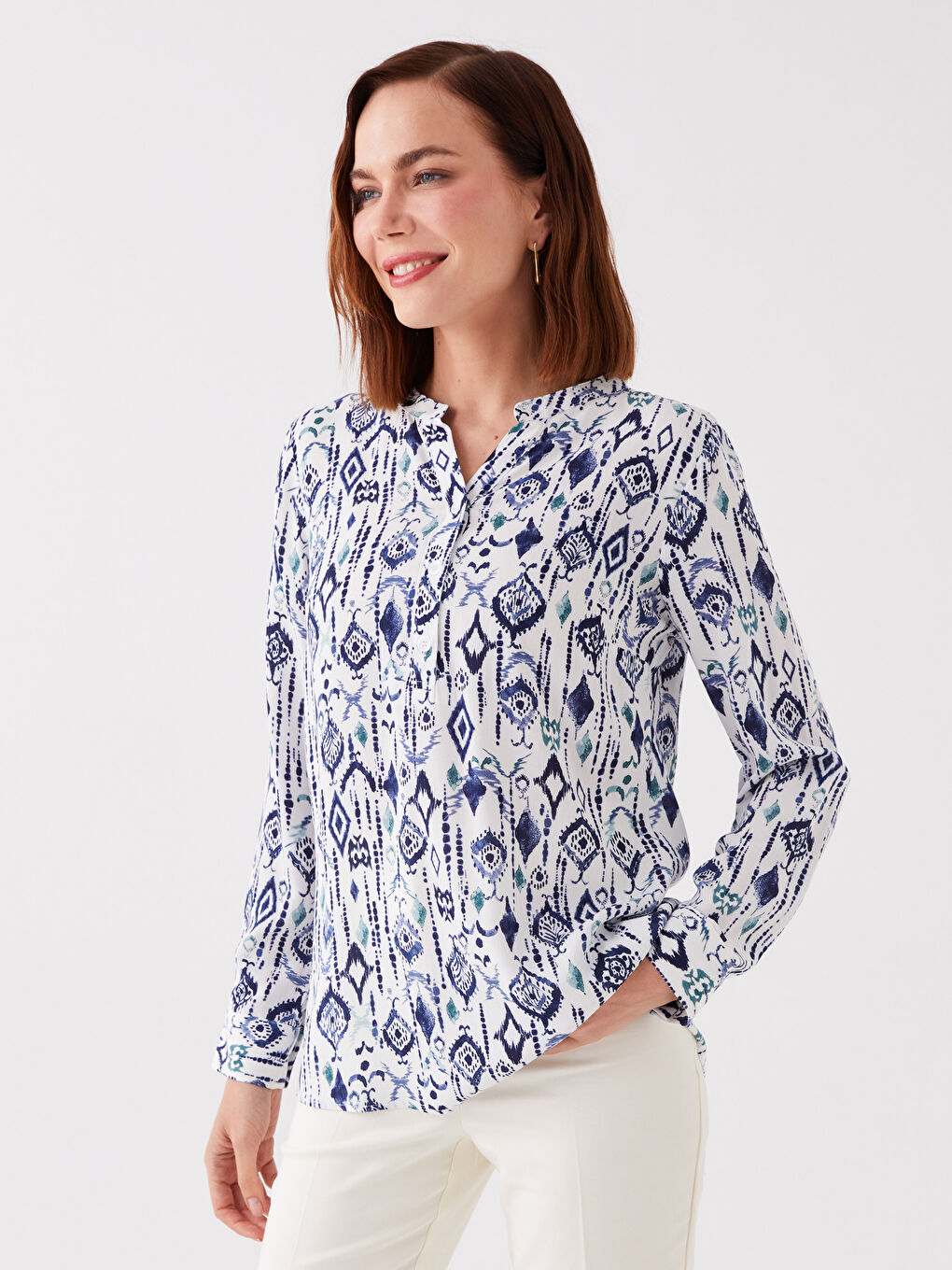 بلوزة نسائية كم طويل بنقشة وياقة بشق