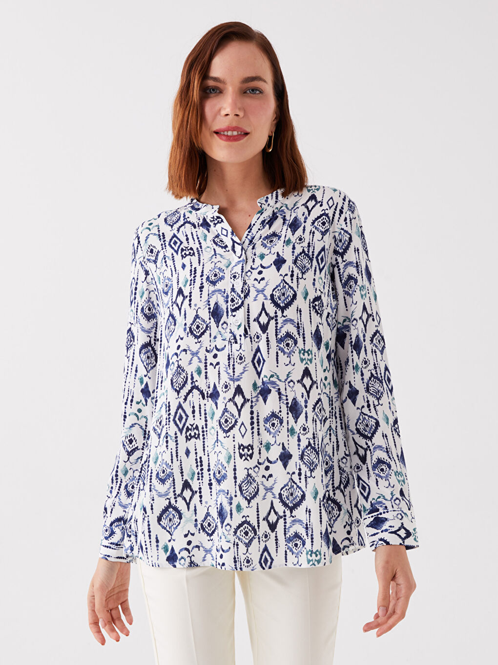 بلوزة نسائية كم طويل بنقشة وياقة بشق-1