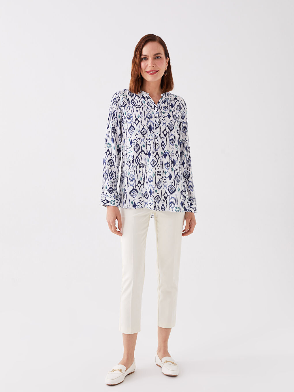 بلوزة نسائية كم طويل بنقشة وياقة بشق-2