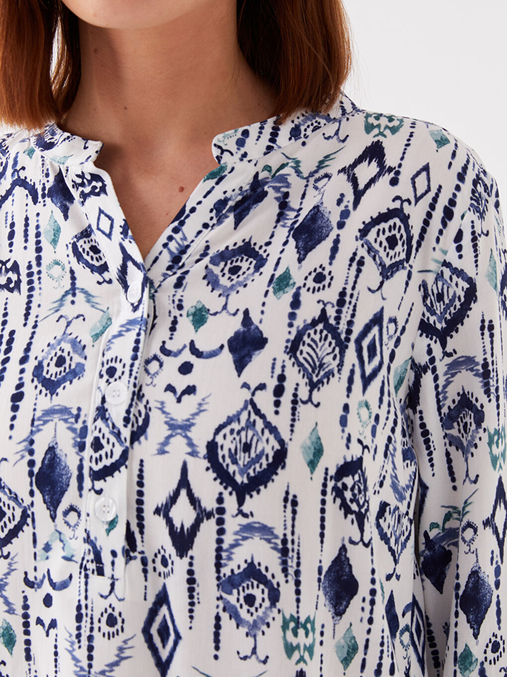 بلوزة نسائية كم طويل بنقشة وياقة بشق-3