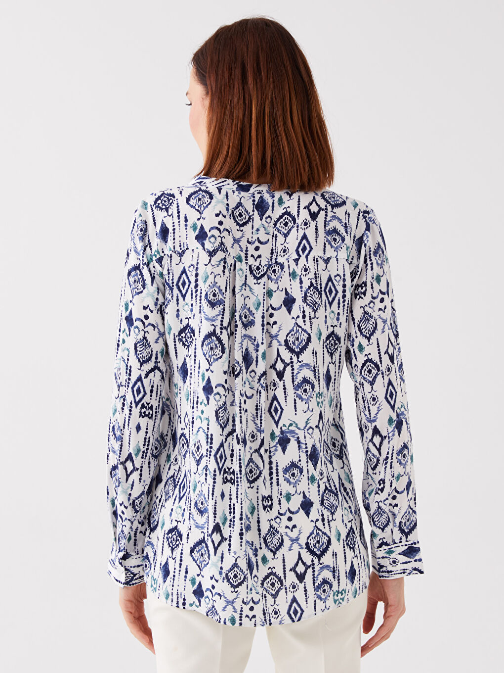 بلوزة نسائية كم طويل بنقشة وياقة بشق-4