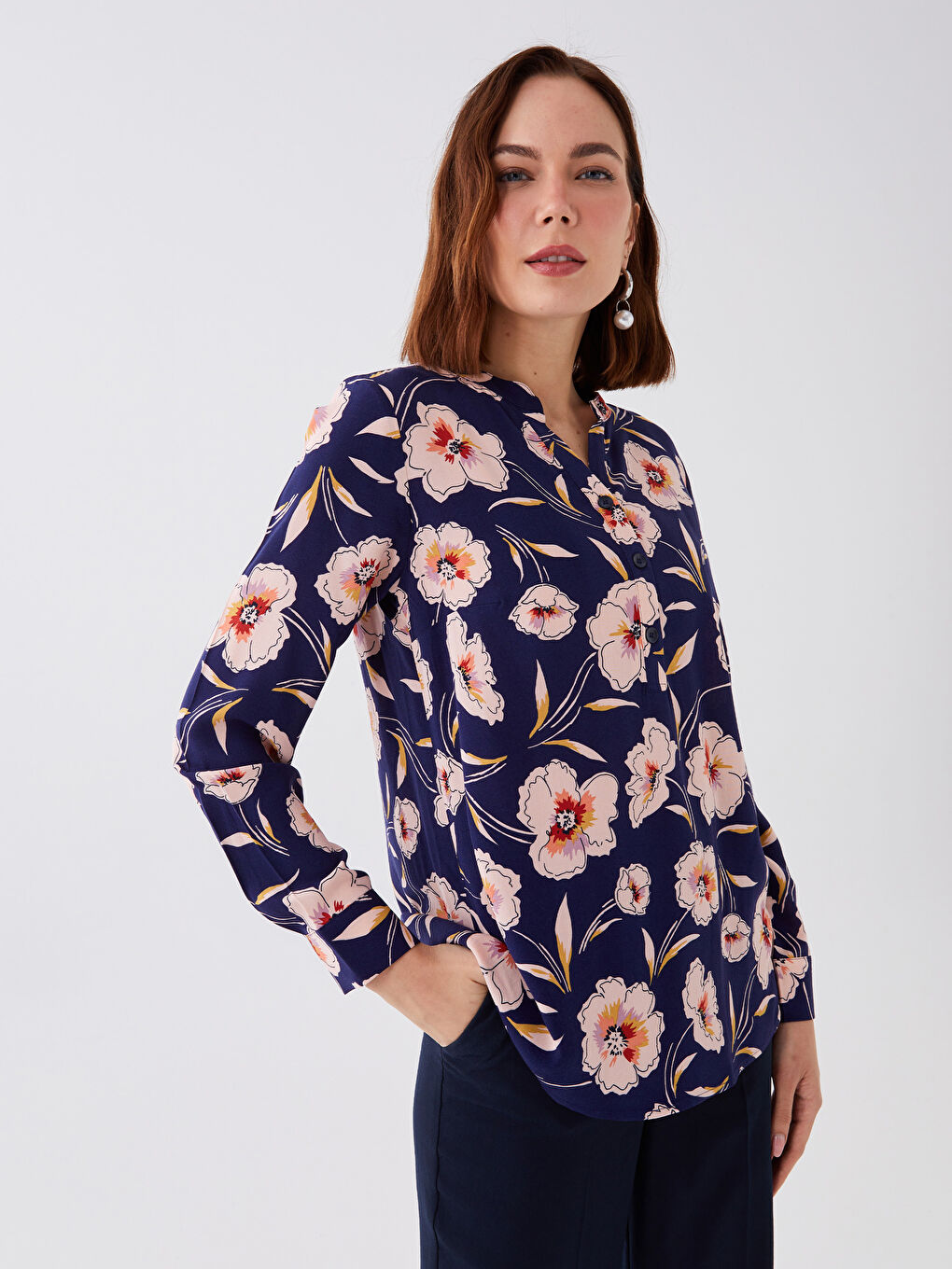 بلوزة كم طويل مزهر بياقة بشق للسيدات-1