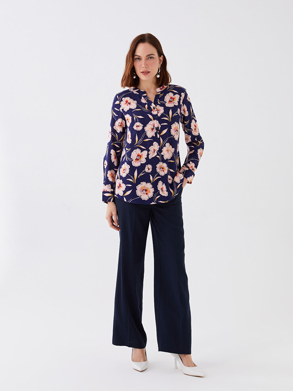 بلوزة كم طويل مزهر بياقة بشق للسيدات-2