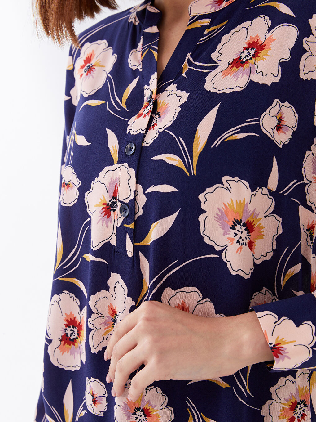 بلوزة كم طويل مزهر بياقة بشق للسيدات-3