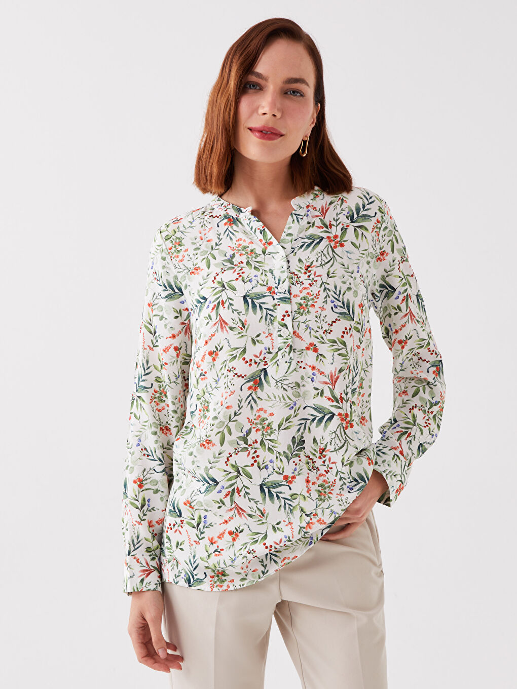 بلوزة كم طويل مزهر بياقة بشق للسيدات