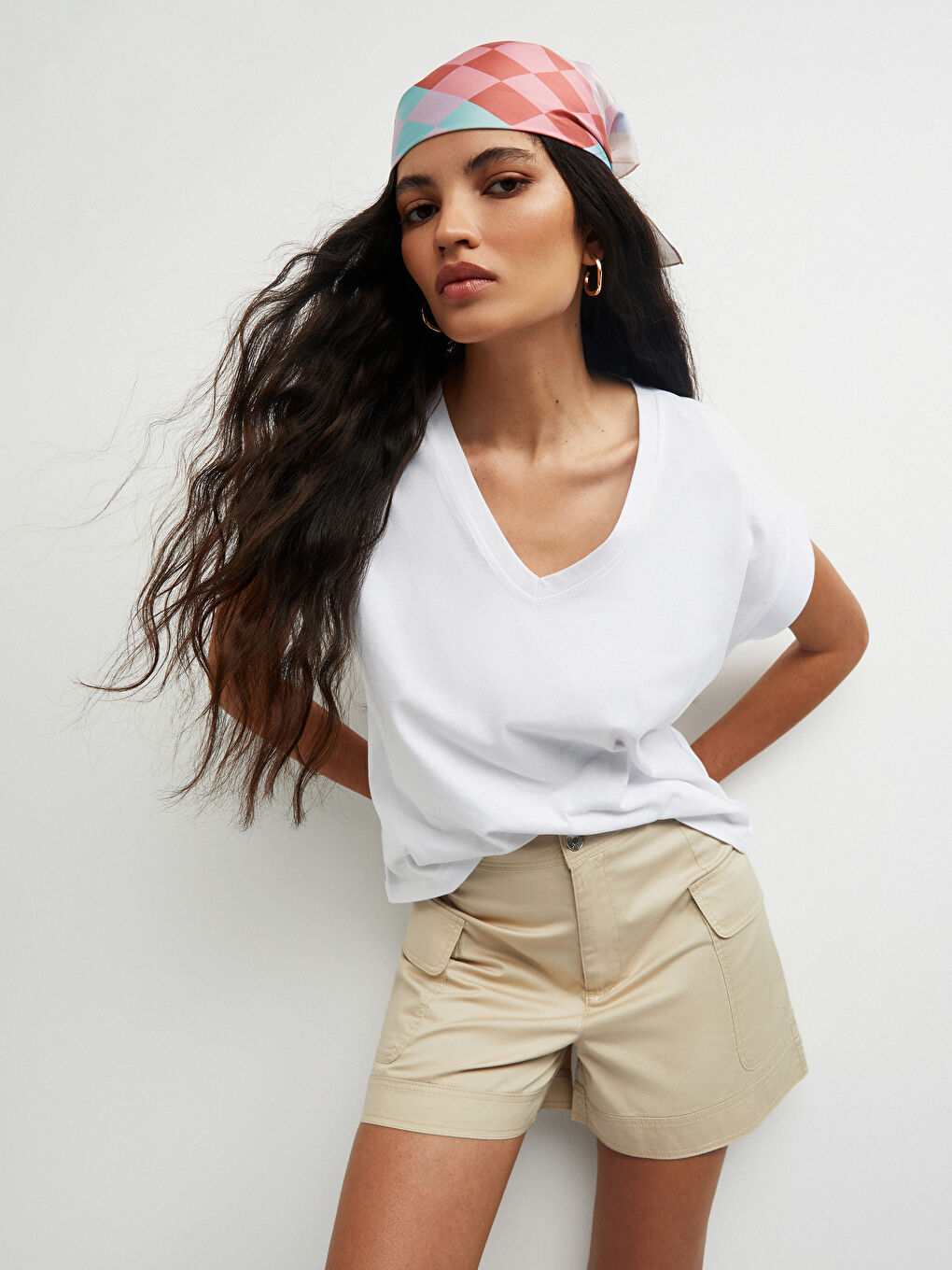 әйелдерге арналған v жағалы өрнексіз қысқа жең футболка