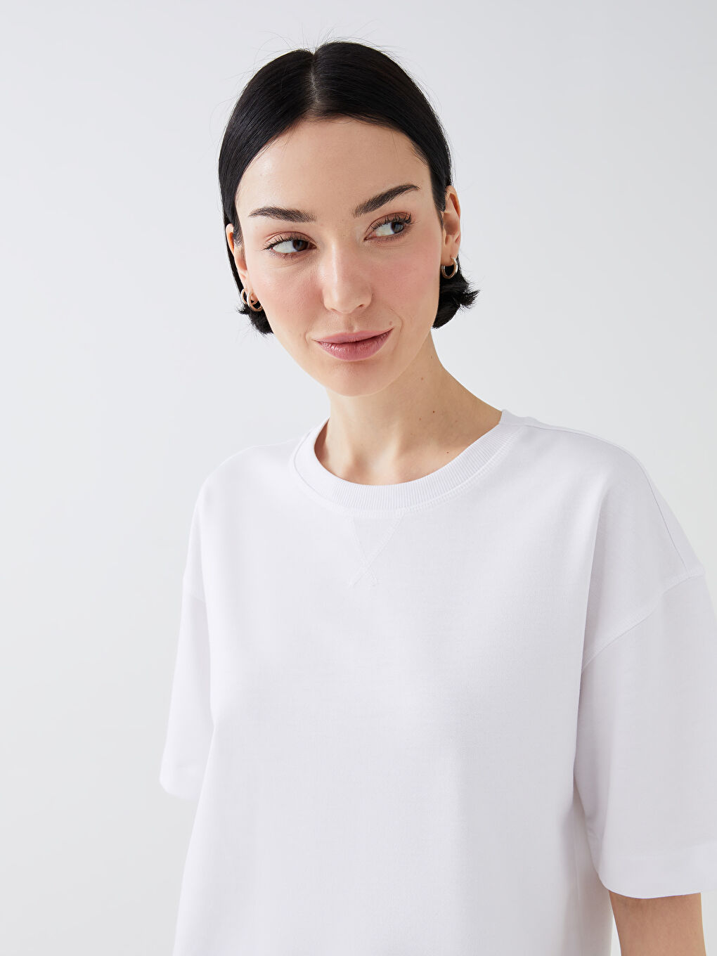 Beyaz Bisiklet Yaka Düz Kısa Kollu Kadın Tişört