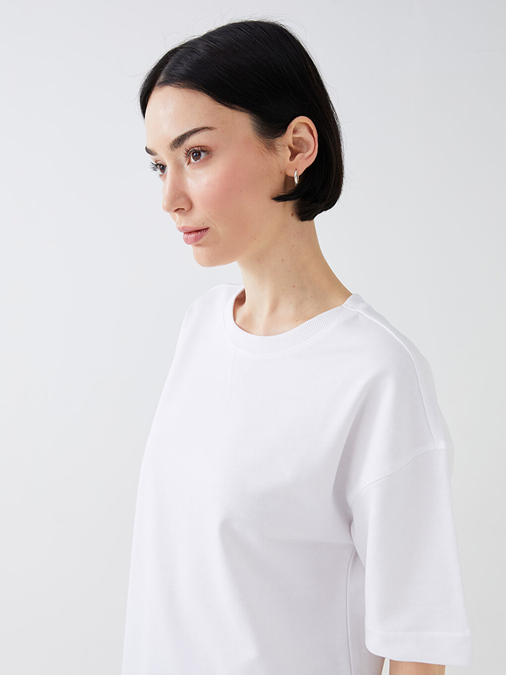 Beyaz Bisiklet Yaka Düz Kısa Kollu Kadın Tişört-1