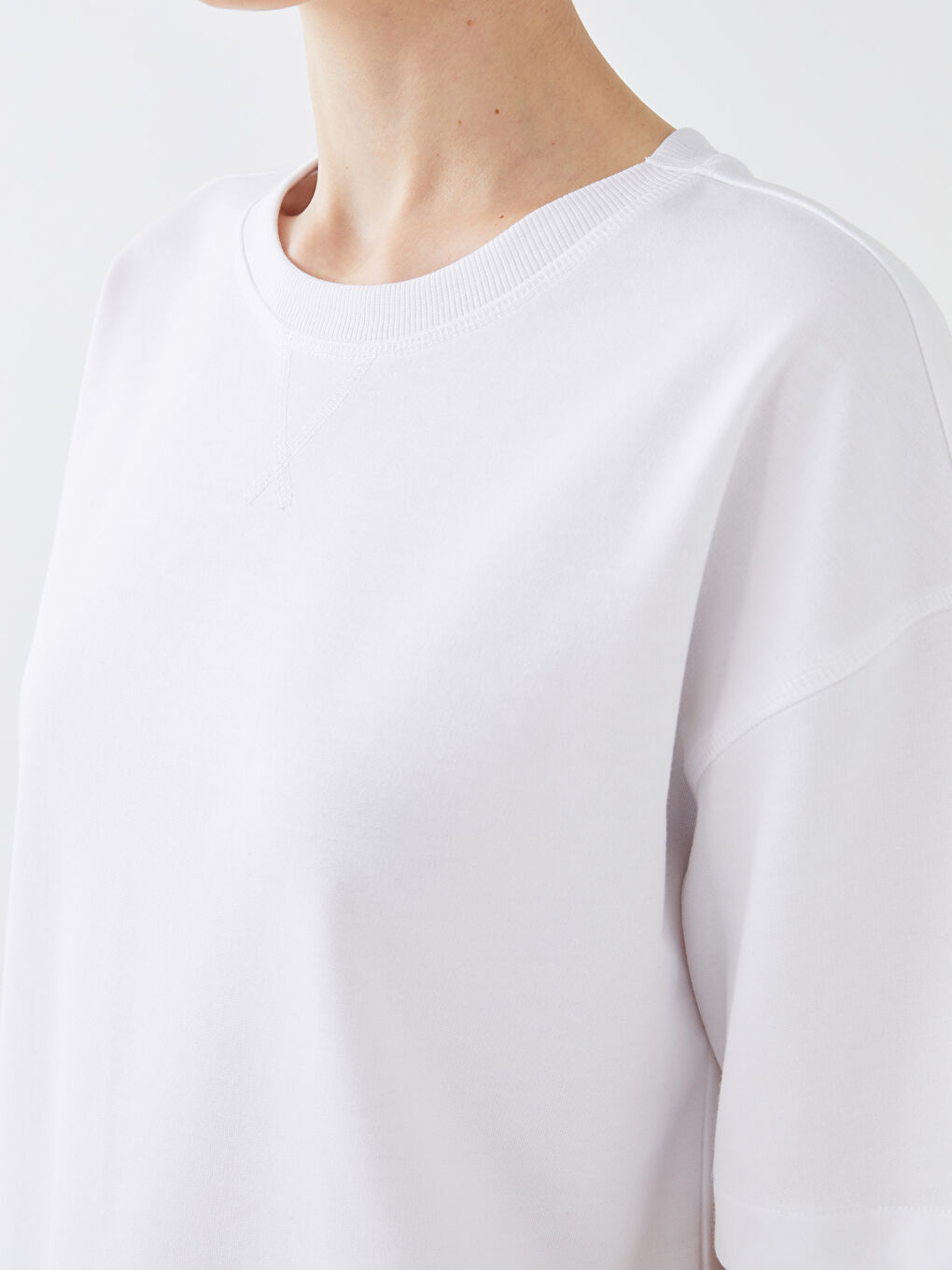 Beyaz Bisiklet Yaka Düz Kısa Kollu Kadın Tişört-3