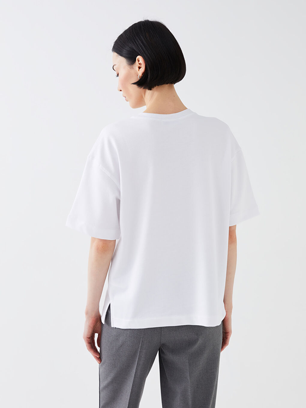 Beyaz Bisiklet Yaka Düz Kısa Kollu Kadın Tişört-4