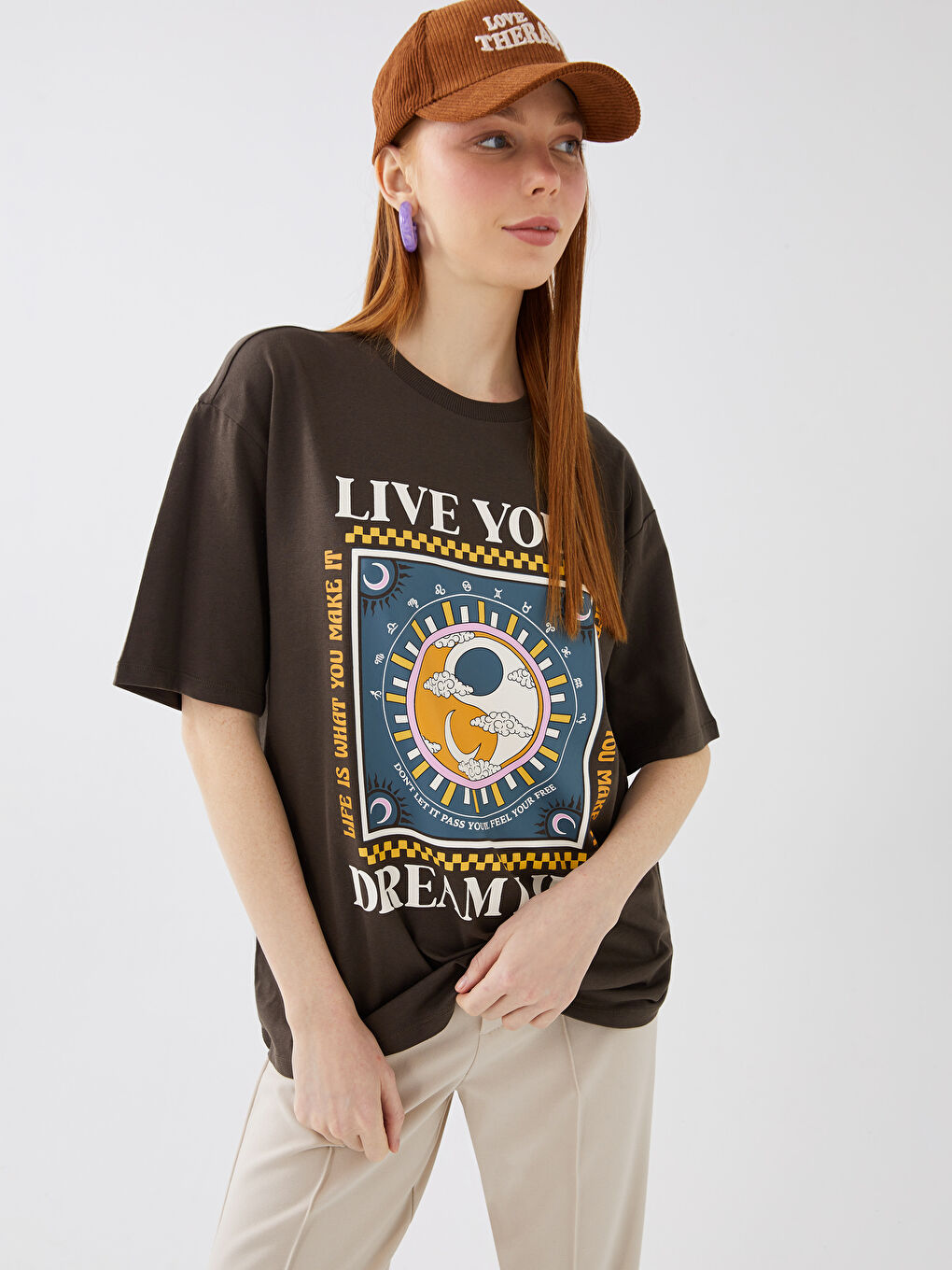 Kahverengi Bisiklet Yaka Baskılı Kısa Kollu Kadın Tişört-1