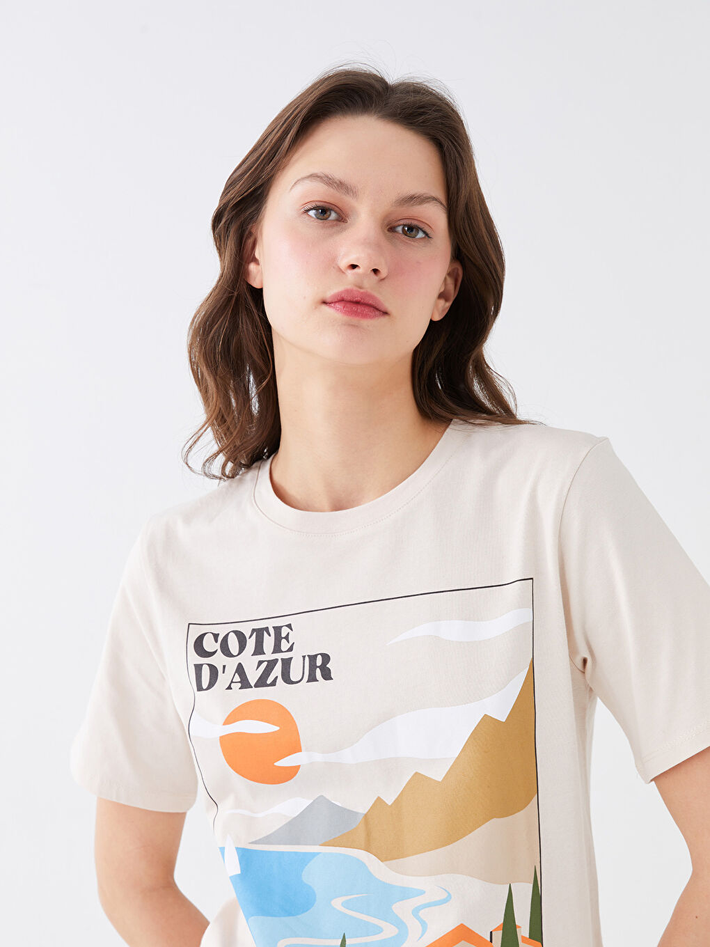 Bej Bisiklet Yaka Desenli Kısa Kollu Kadın Tişört