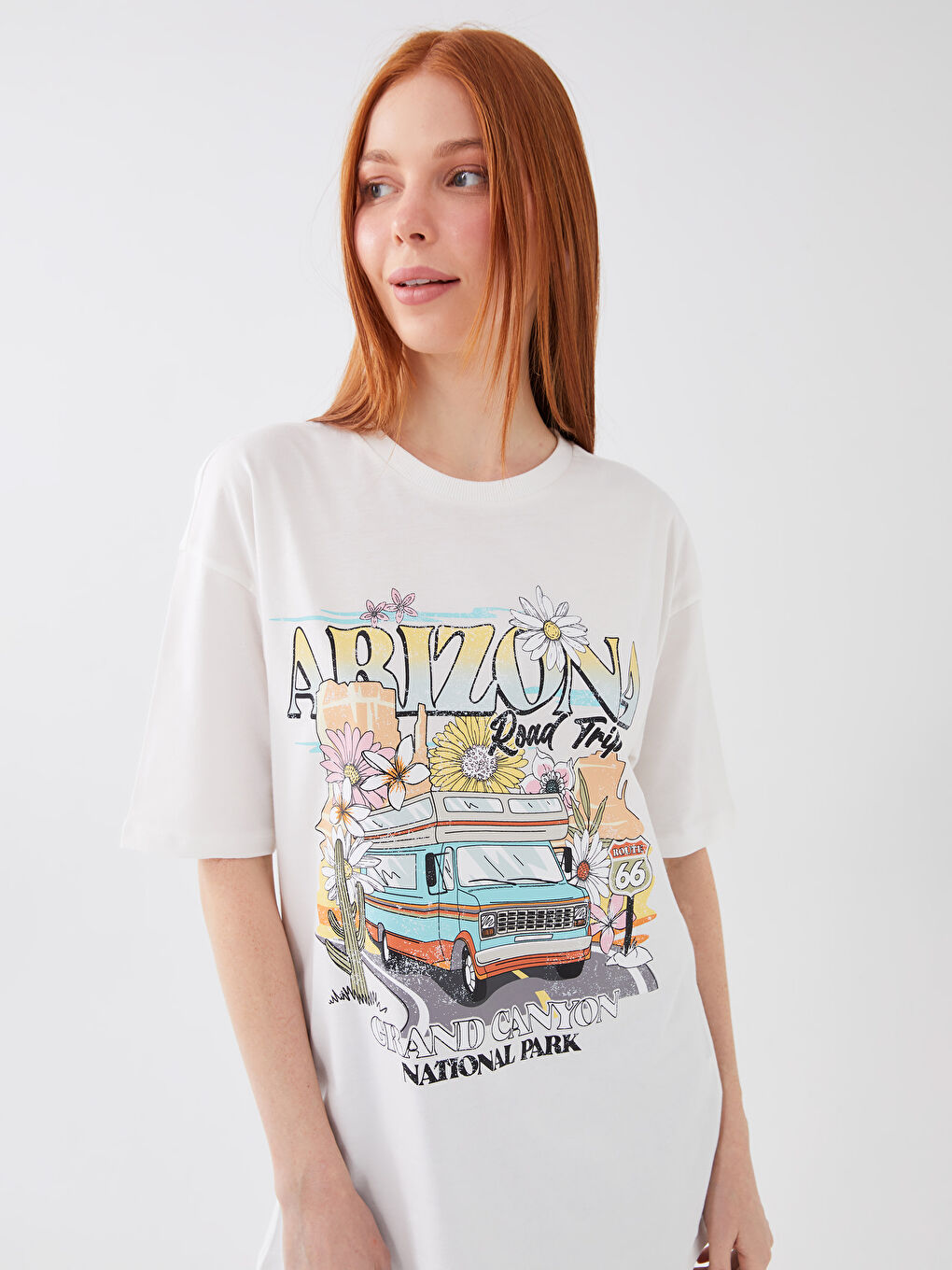 تيشيرت واسع كم قصير مطبوع بياقة دائرية للسيدات