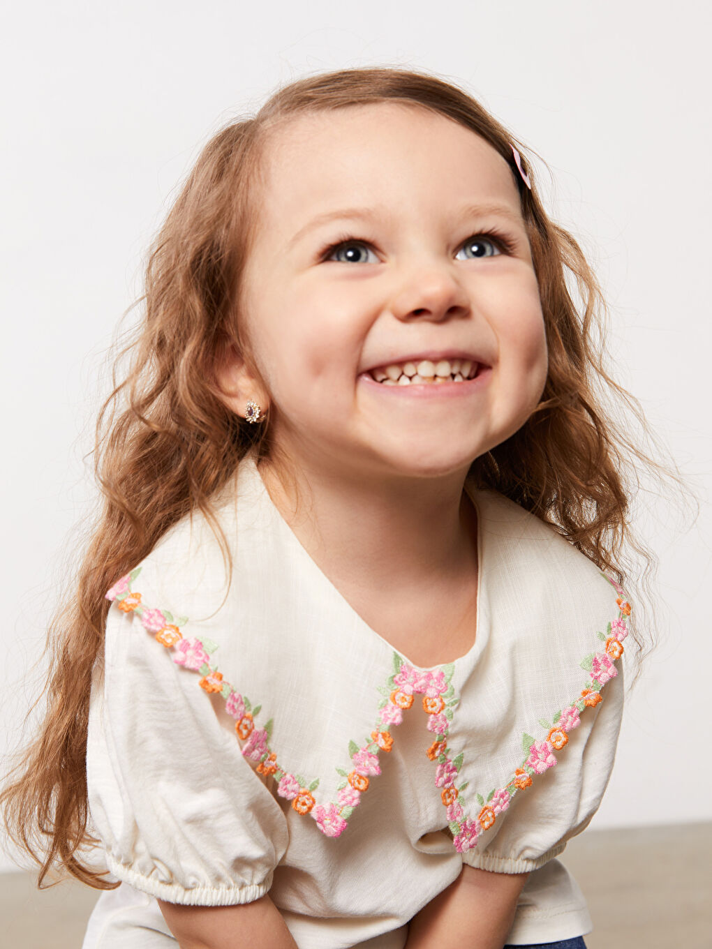 Футболка для малышки девочки с воротником Питер Пэн, коротким рукавом и вышитыми деталями-1