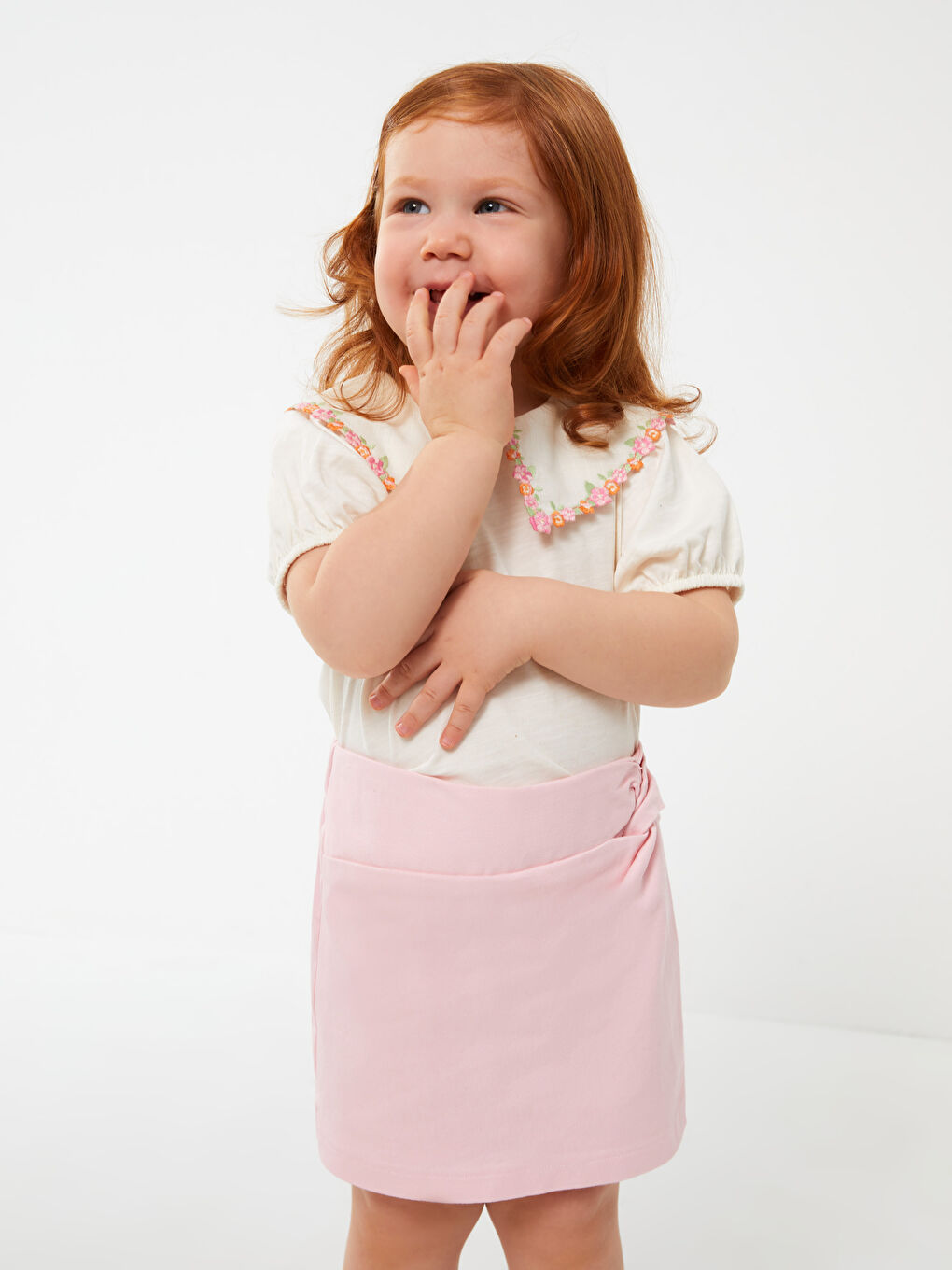 Футболка для малышки девочки с воротником Питер Пэн, коротким рукавом и вышитыми деталями-2