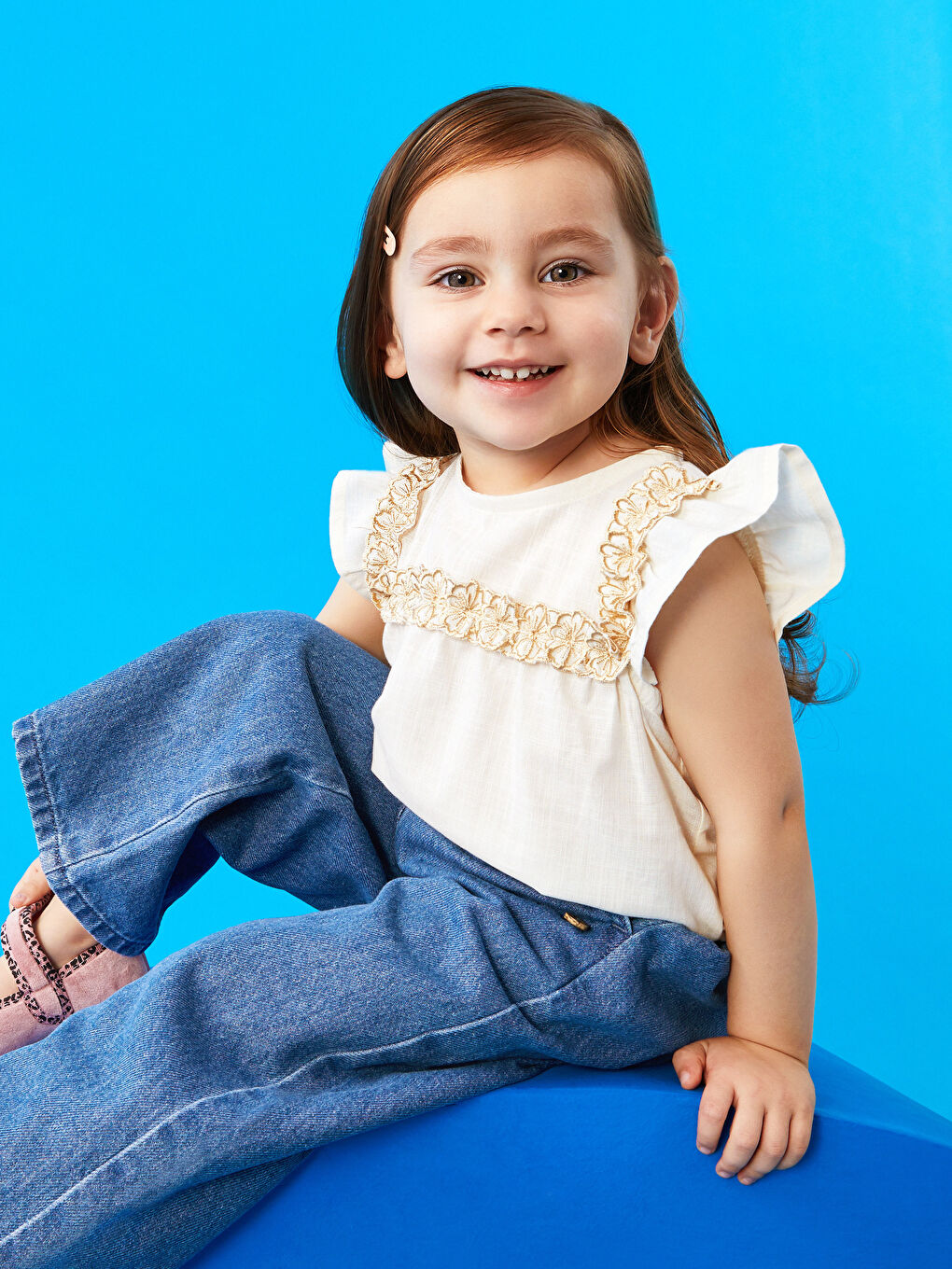 بلوزة بتفاصيل تطريز بياقة دائرية للبنات الرضع