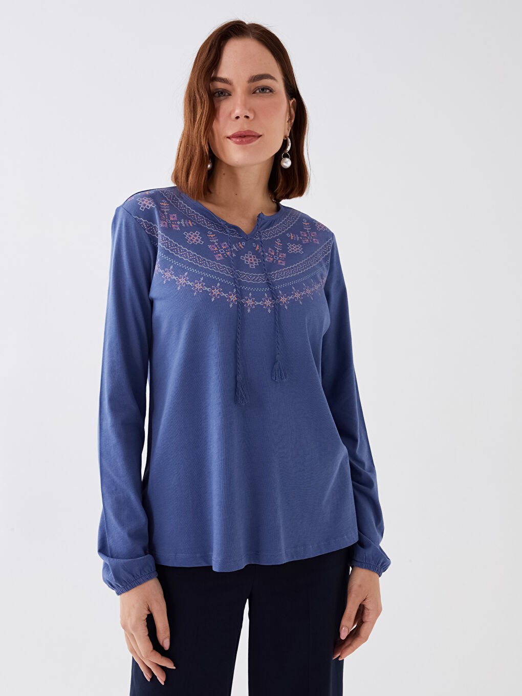 İndigo Bağlamalı Yaka Nakışlı Uzun Kollu Kadın Tişört