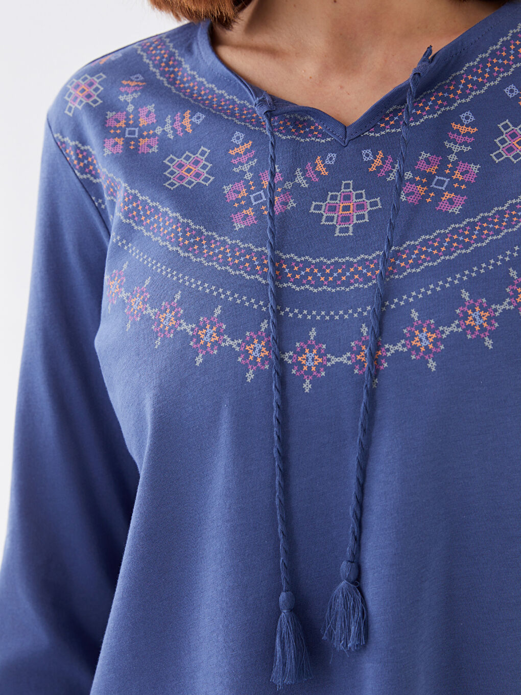 İndigo Bağlamalı Yaka Nakışlı Uzun Kollu Kadın Tişört-3