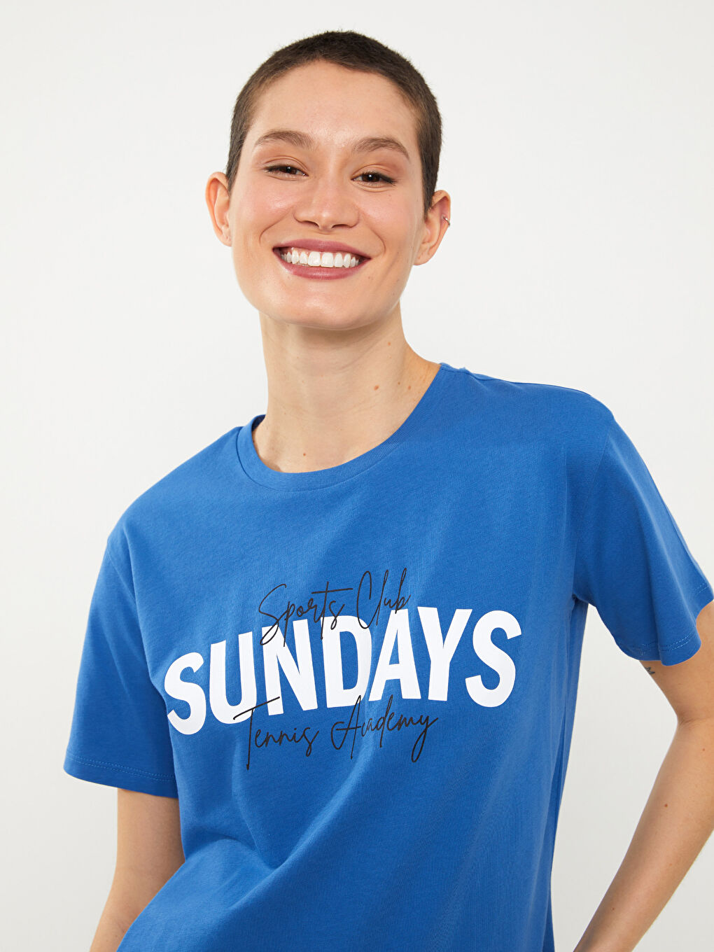 მრგვალი საყელო ნაბეჭდი მოკლე სახელო ქალებისთვის მაისური