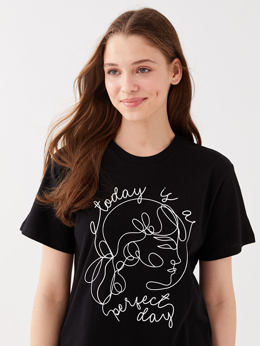 Siyah Bisiklet Yaka Baskılı Kısa Kollu Kadın Tişört-1