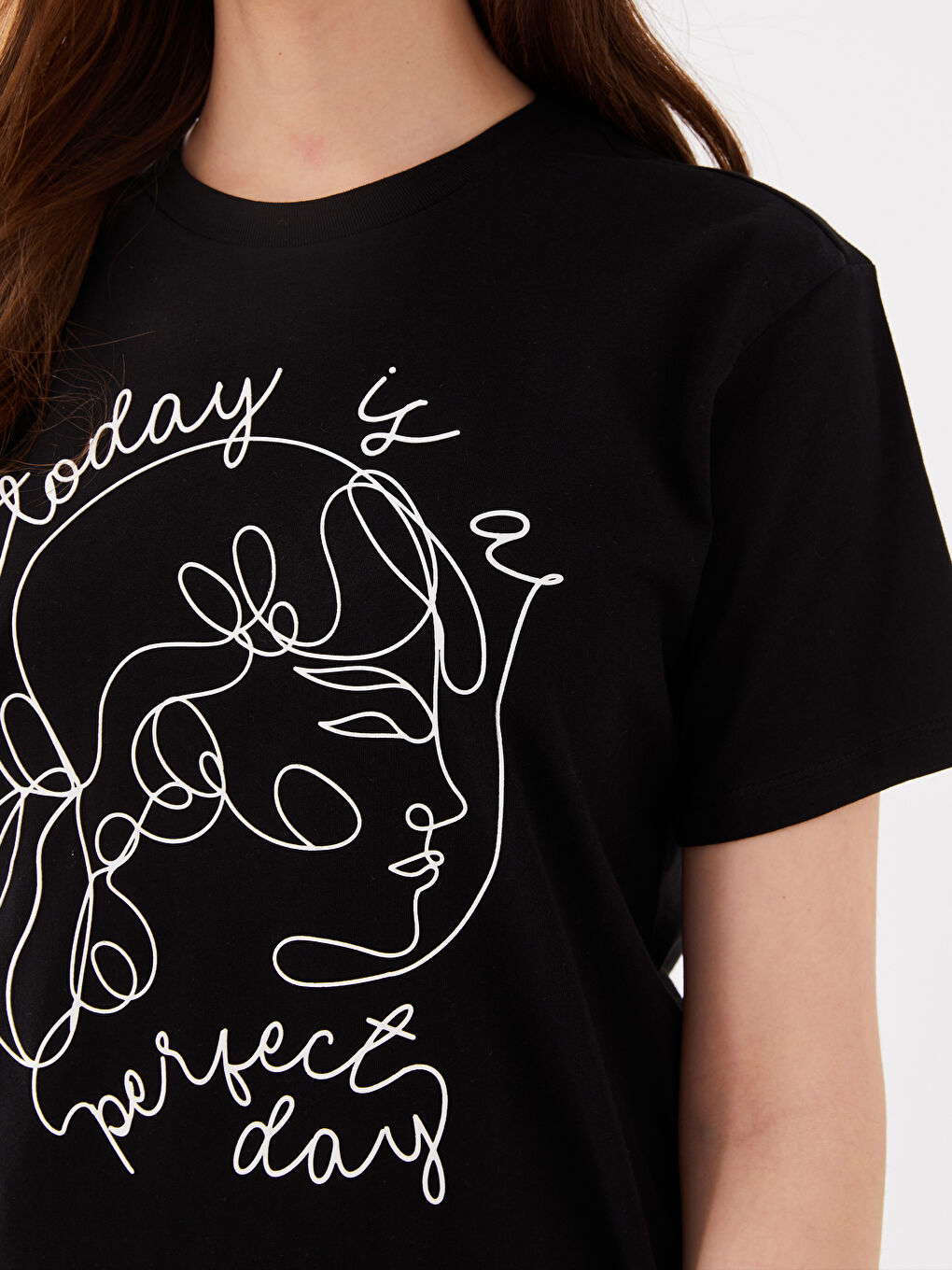 Siyah Bisiklet Yaka Baskılı Kısa Kollu Kadın Tişört-3