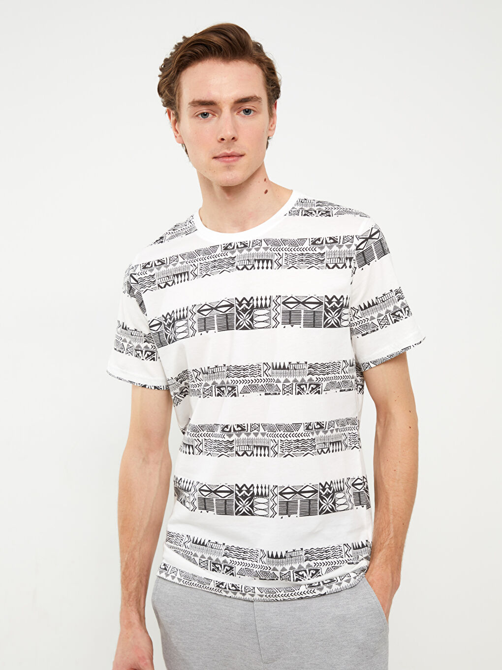 Beyaz Bisiklet Yaka Kısa Kollu Desenli Penye Erkek Tişört