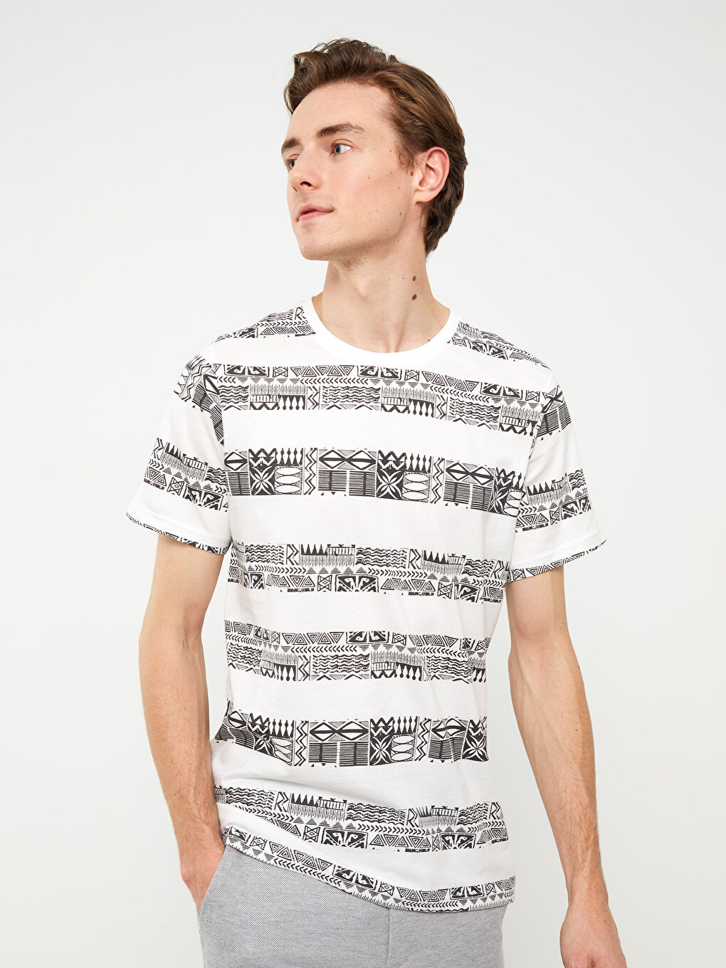 Beyaz Bisiklet Yaka Kısa Kollu Desenli Penye Erkek Tişört-1