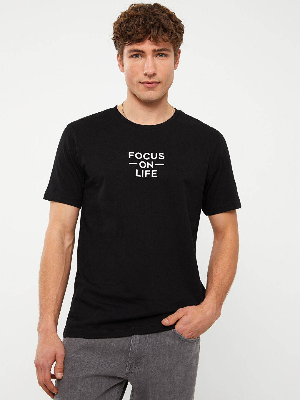 Ерлерге арналған трикотаж дөңгелек жағалы қысқа жең принтті мақта футболка