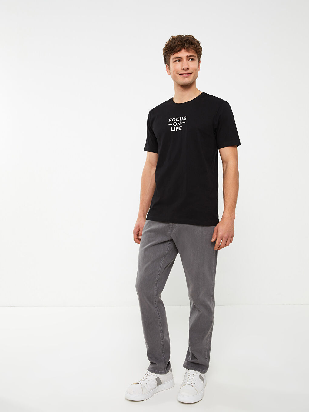 Ерлерге арналған трикотаж дөңгелек жағалы қысқа жең принтті мақта футболка-1