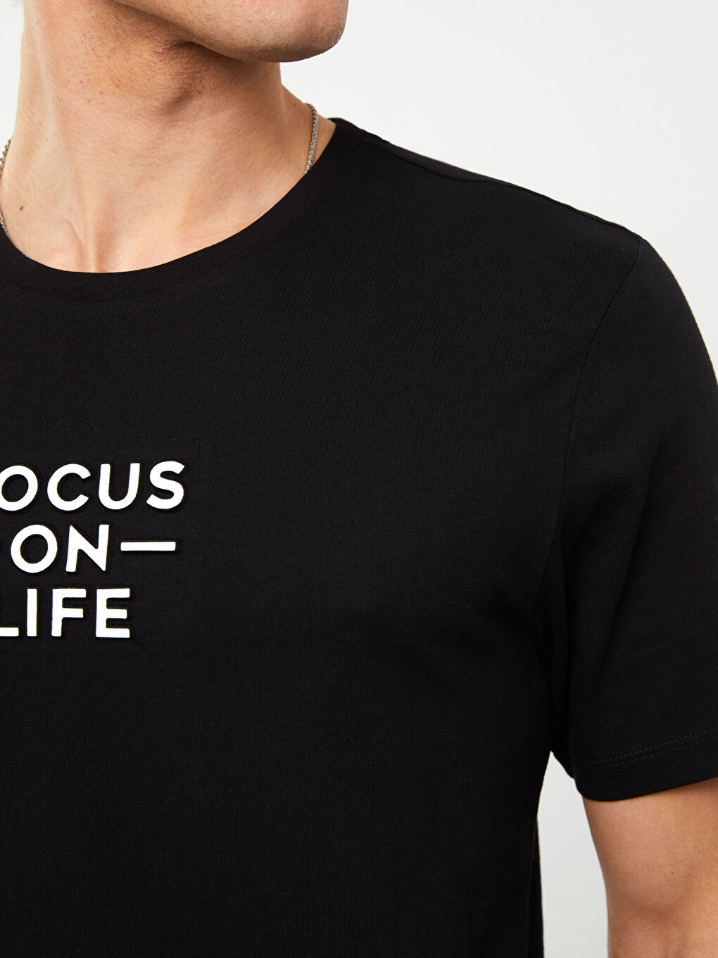 Ерлерге арналған трикотаж дөңгелек жағалы қысқа жең принтті мақта футболка-2