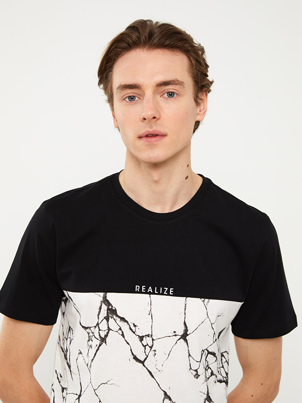 Siyah Bisiklet Yaka Kısa Kollu Renk Bloklu Penye Erkek Tişört-1