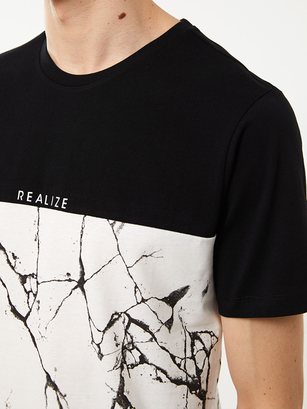 Siyah Bisiklet Yaka Kısa Kollu Renk Bloklu Penye Erkek Tişört-3