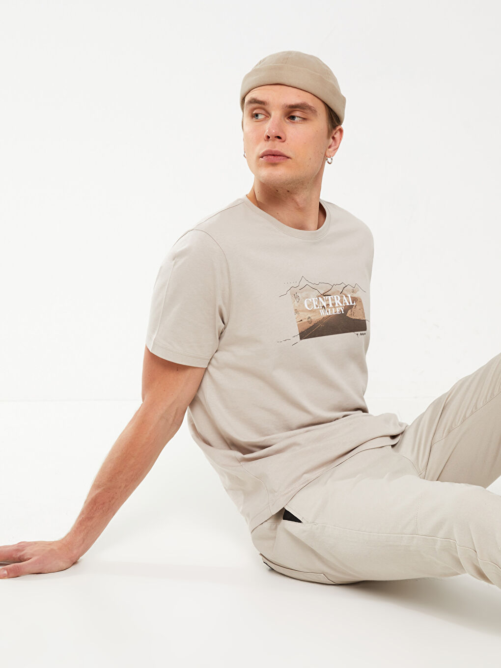 Bej Bisiklet Yaka Kısa Kollu Baskılı Penye Erkek Tişört