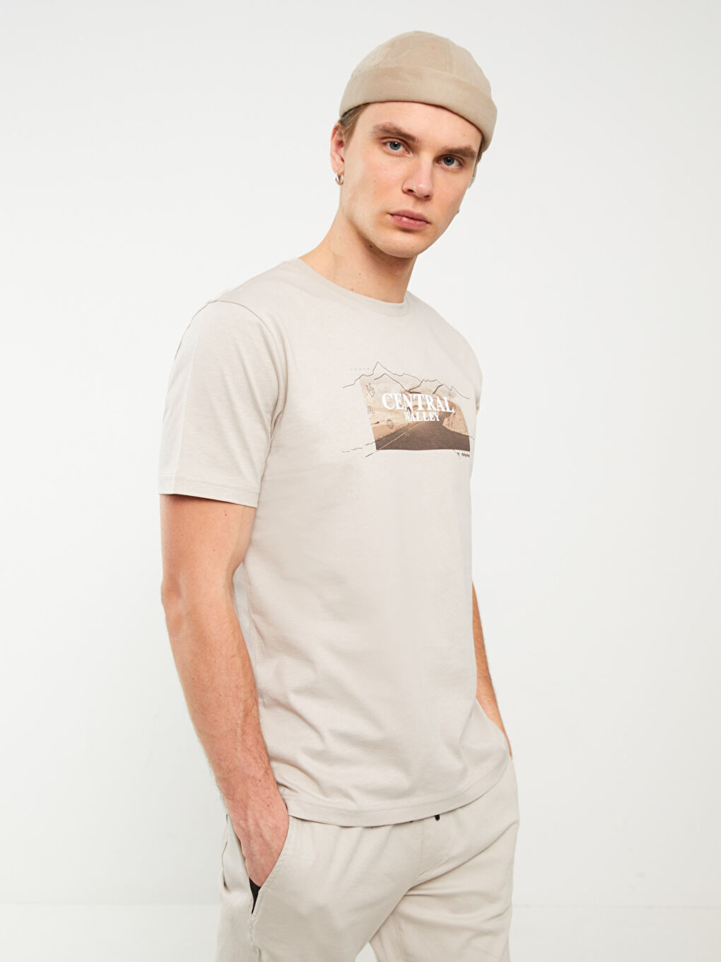 Bej Bisiklet Yaka Kısa Kollu Baskılı Penye Erkek Tişört-1