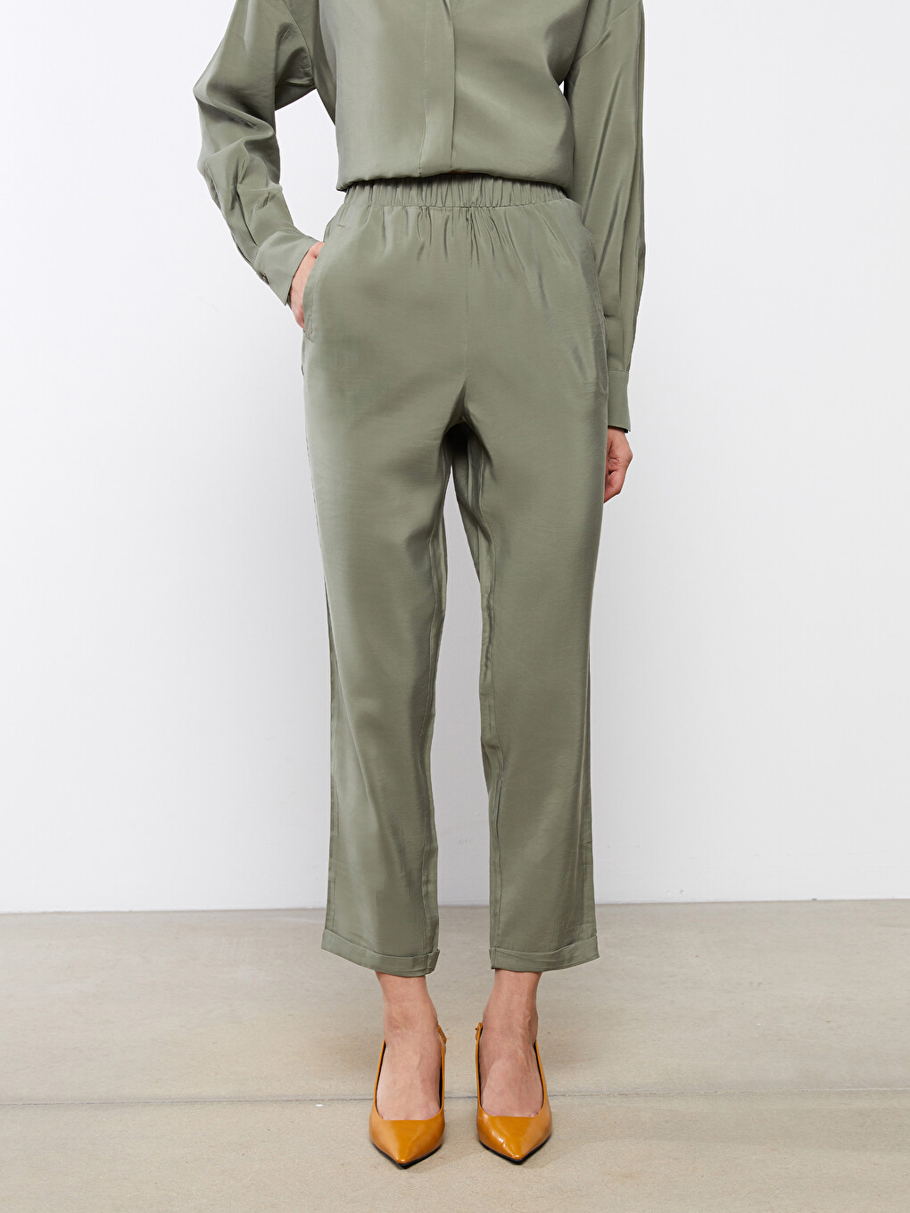 Women's Carrot Fit Plain Trousers-3