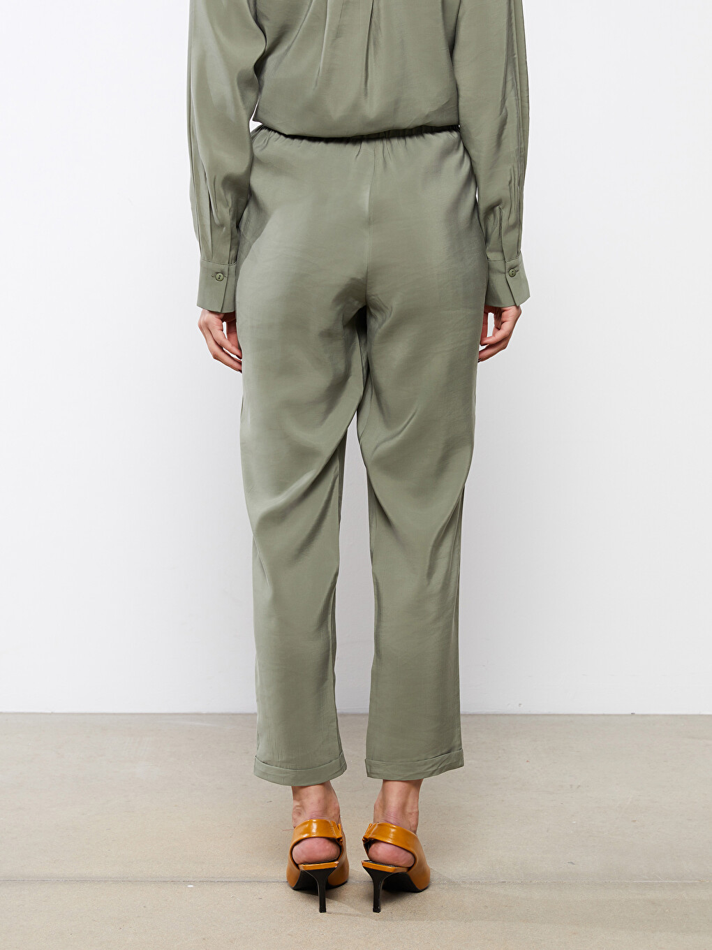 Women's Carrot Fit Plain Trousers-4