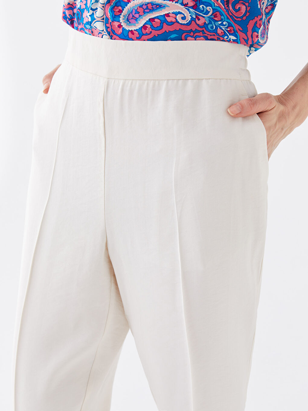 LCWAIKIKI Classic Beli Lastikli Rahat Kalıp Kadın Pantolon -S39806Z8-FEW