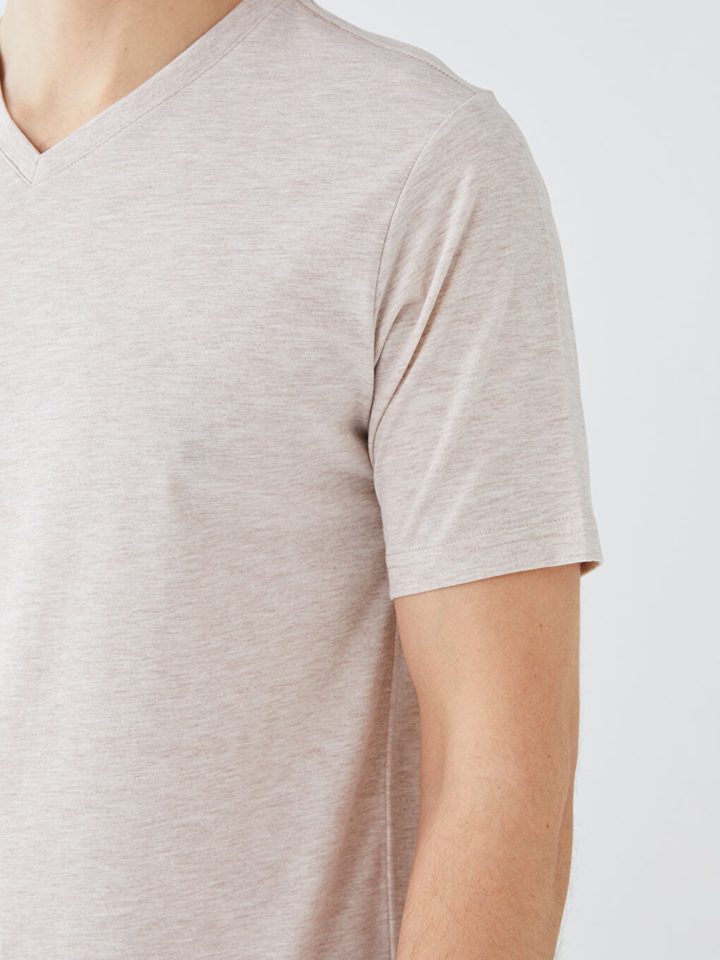 Bej V Yaka Kısa Kollu Penye Erkek Tişört-3