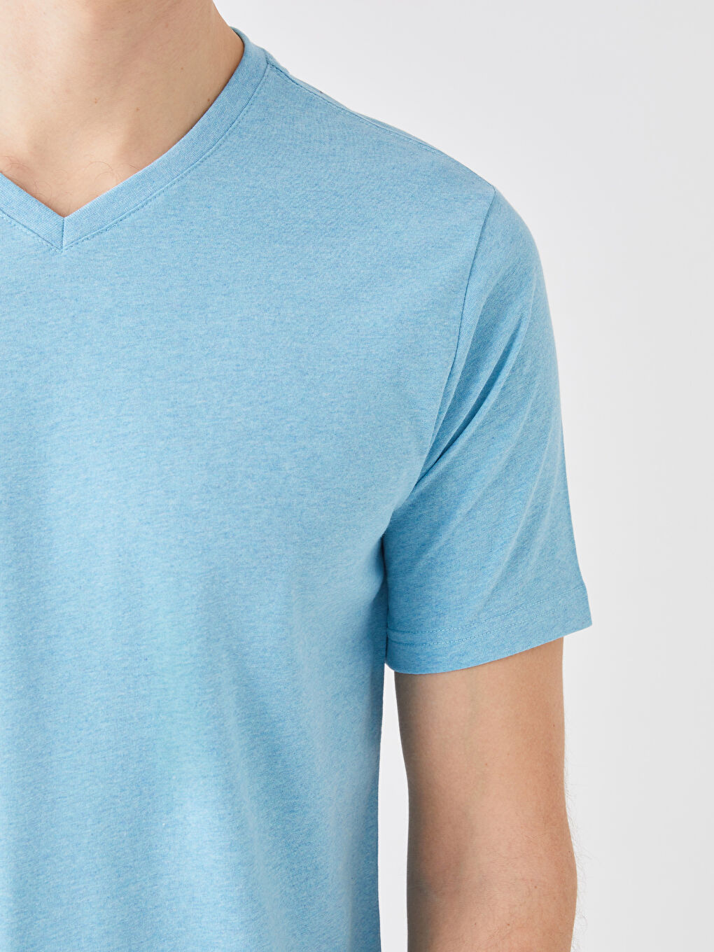 LCWAIKIKI Basic T-shirt pour Hommes en Jersey à Manches Courtes avec Encolure en V -S39846Z8-LDB