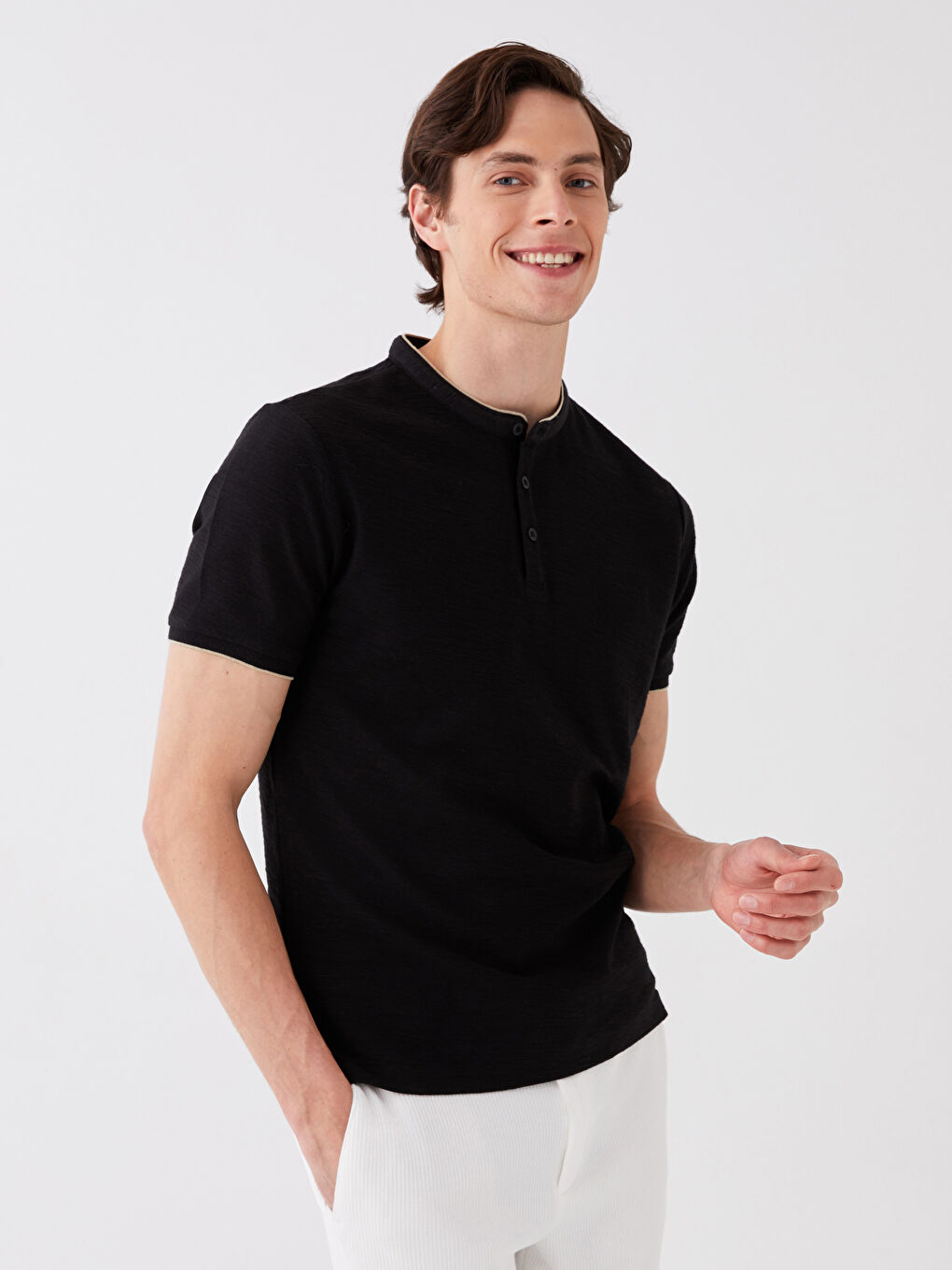 Siyah Hakim Yaka Kısa Kollu Erkek Tişört