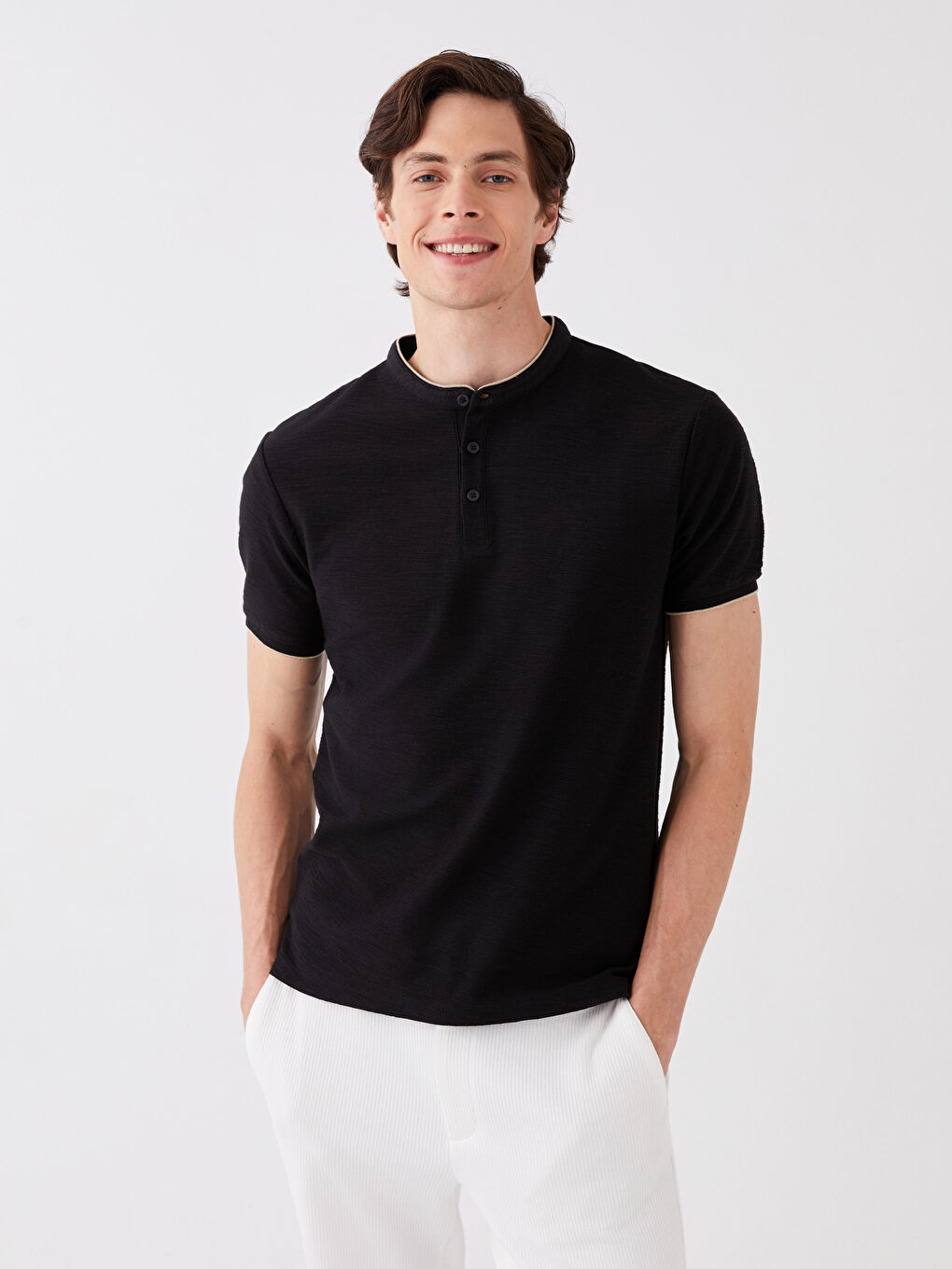 Siyah Hakim Yaka Kısa Kollu Erkek Tişört-1